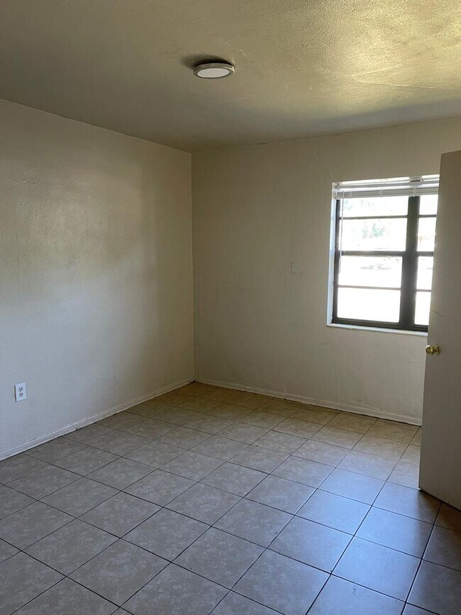 Building Photo - 226 6th Jpv St
