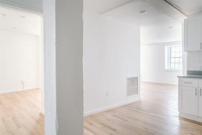 Building Photo - 155 River St