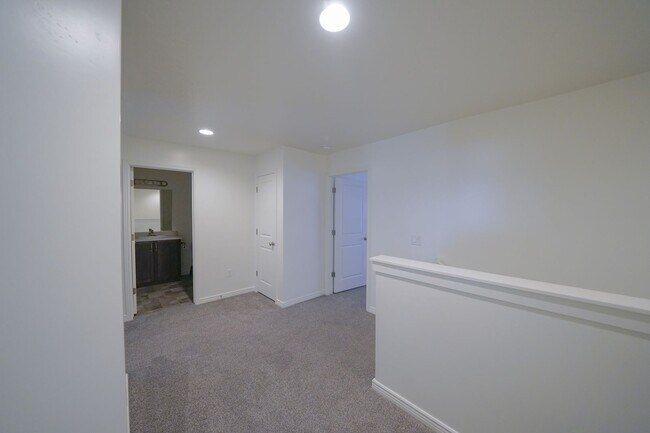 Building Photo - Spacious Townhome for Rent – Prime Location!