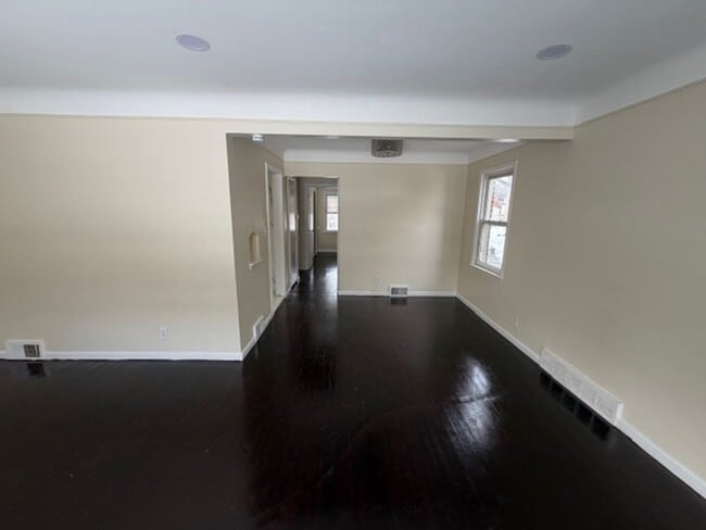 Building Photo - Charming 3 bedroom house for lease in Nice area Call 313-429-3244 KPM Detroit