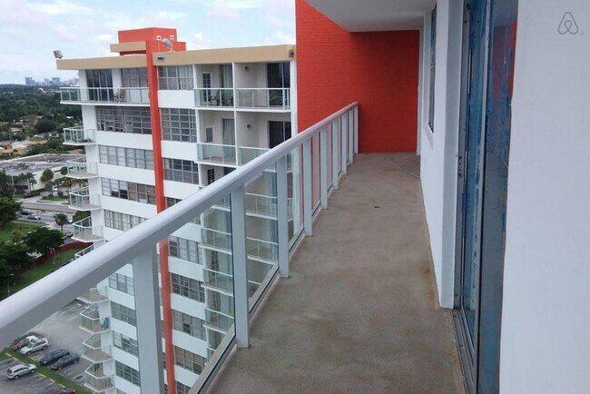 Building Photo - 1351 NE Miami Gardens Dr
