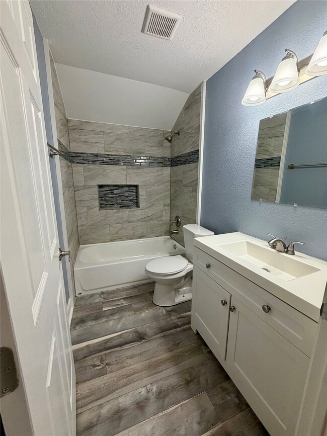 Building Photo - 2322 Central St