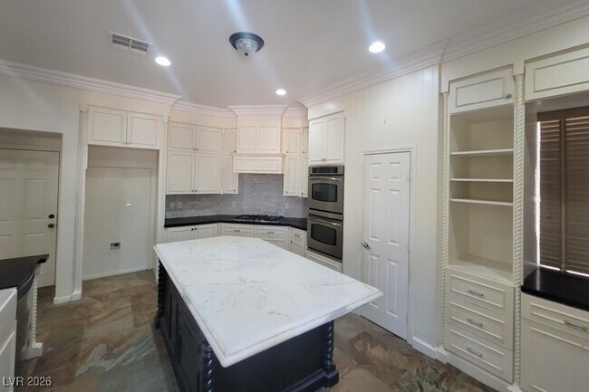 Building Photo - 9338 Wilderness Glen Ave