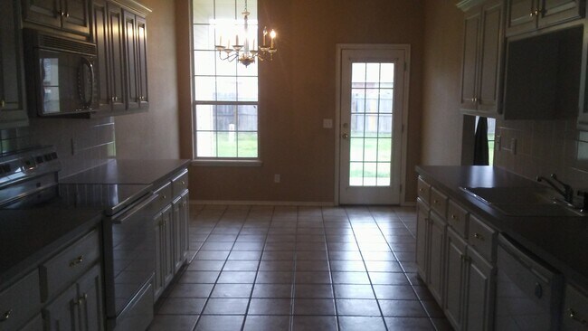 Building Photo - Very nice 3 bedroom home with an office in...