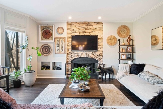 Building Photo - Fully-Furnished Luxurious Home in Nevillewood