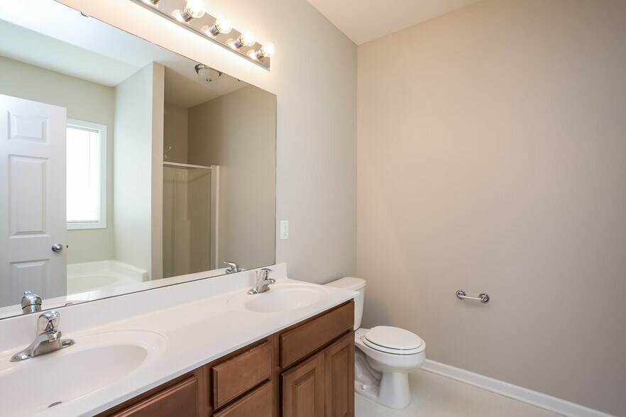 Building Photo - 200 Willowbrook Cir