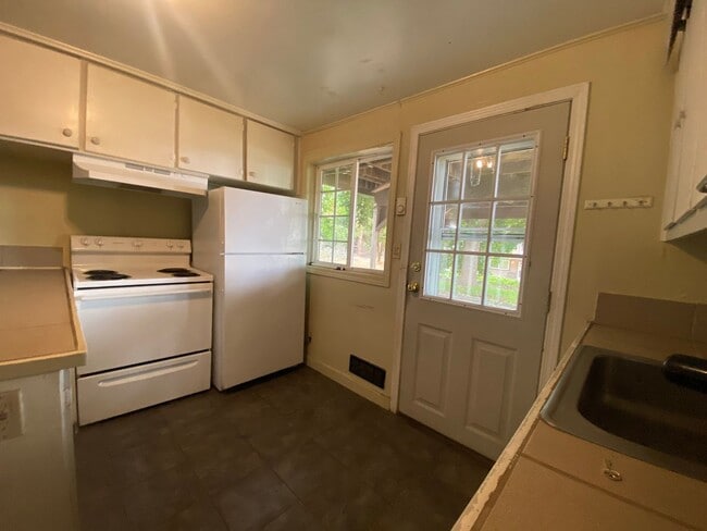 Building Photo - Cheney Studio Apartment Available 7/10
