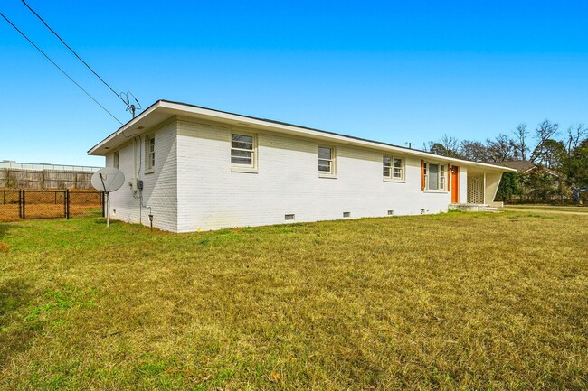 Building Photo - Majestic Maxwell