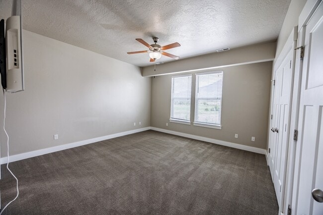 Building Photo - 972 S High Ridge Dr