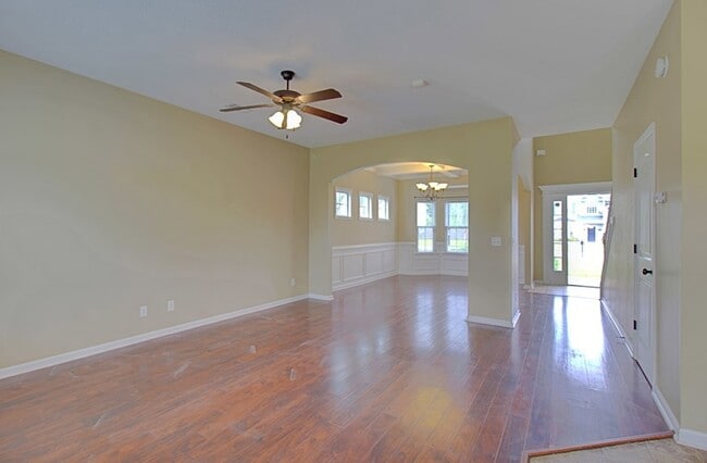 Building Photo - 935 Mustang Ln NE