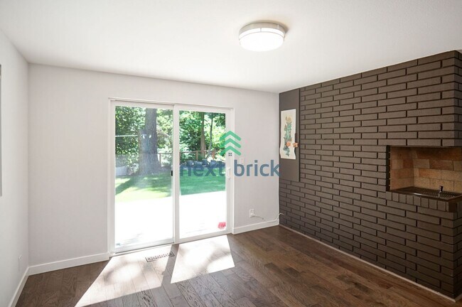 Building Photo - 3 Bed, 2.5 Bath Single Family Available fo...