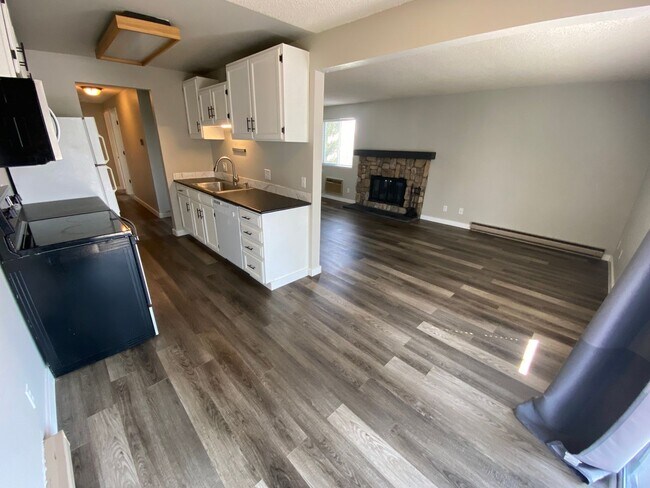 Building Photo - Spacious Updated Condo
