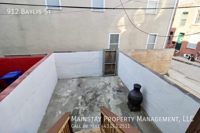 Building Photo - 2 Bedroom Rowhome w/ Rooftop Deck!