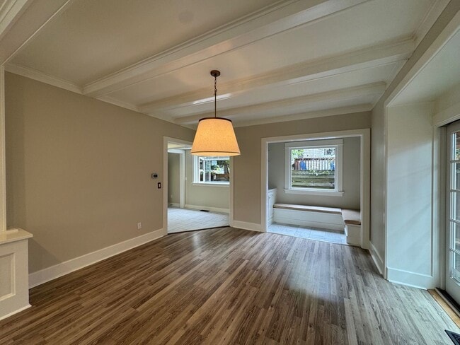 Building Photo - Warm & cozy 5 bed 2.5 bath home in the hea...