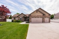 Building Photo - Beautiful- 5 bed/3 bath, 3 car garage and ...