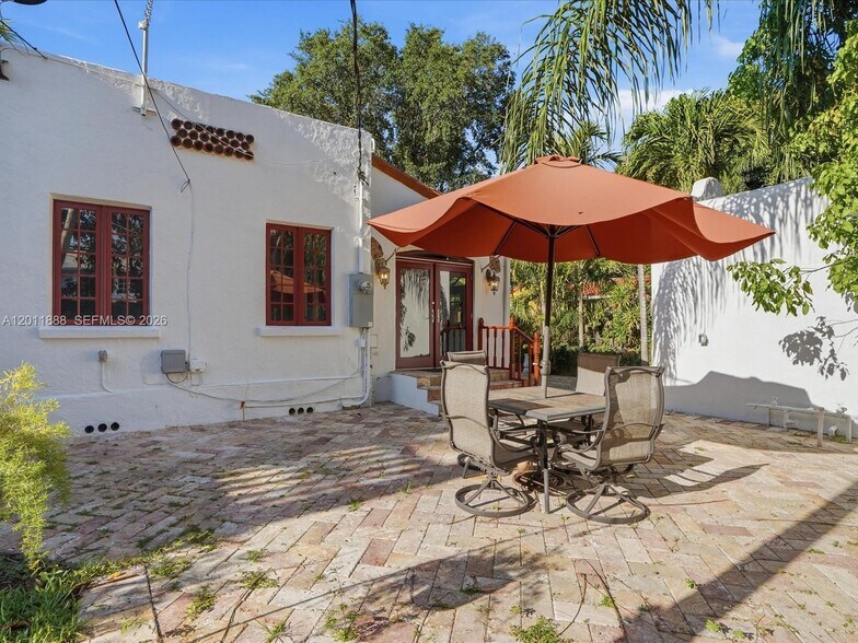 Building Photo - 1135 Asturia Ave