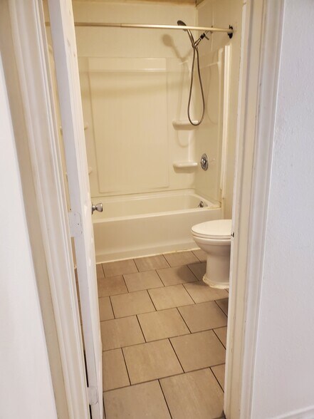 Full bathroom - 222 W Murrill St