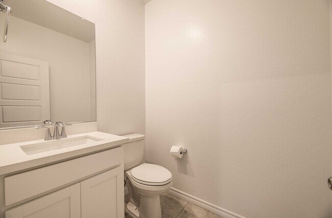 Building Photo - Modern Gated Townhome with Spacious Open Layout & Designer Kitchen!
