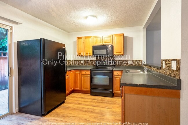 Building Photo - Charming Two Bedroom Unit in North Tabor!