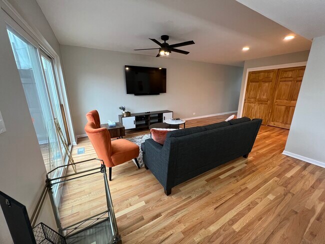 Building Photo - 725 Hibbard Rd