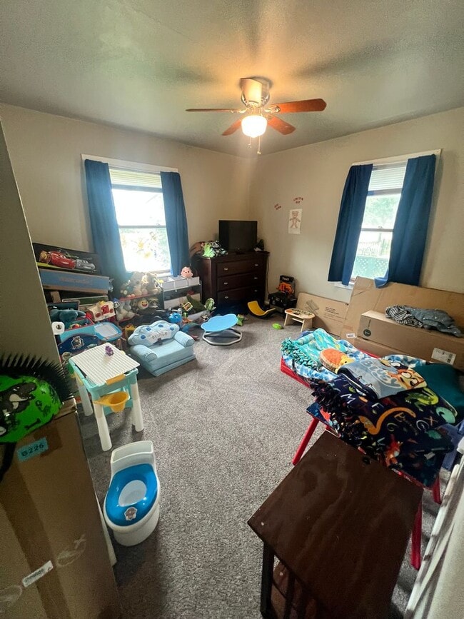 Building Photo - 3 bedrooms, 1 bathroom, 2 stall tandem garage