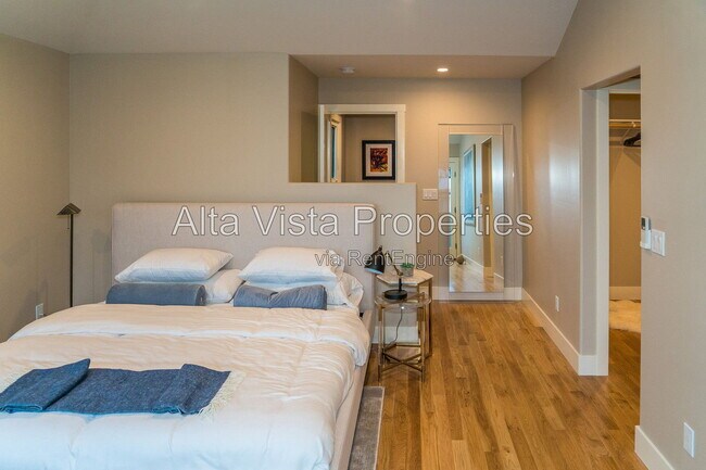Building Photo - 5606 Dolphin Pl