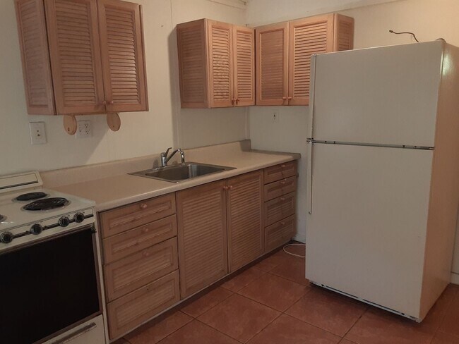 Building Photo - Annual unfurnished 2/1 SFH near Ringling College