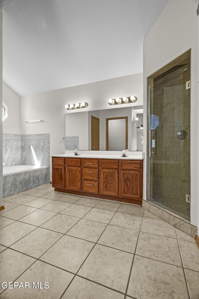 Building Photo - 12705 Tierra Flores Dr