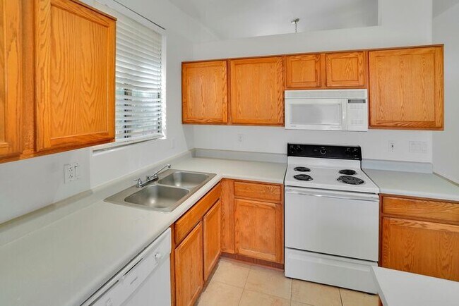 Building Photo - Gorgeous 3 Bedroom 2 Bath Home in Rita Ranch