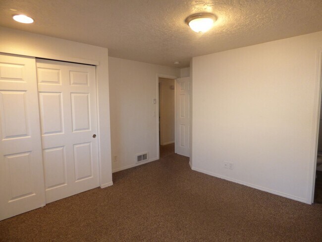 Building Photo - 4811-4813 Cougar Ct SE Salem, OR 97317