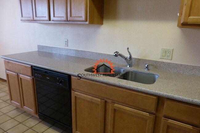 Building Photo - Lovely 3 bedroom 2 bathroom brick home wit...