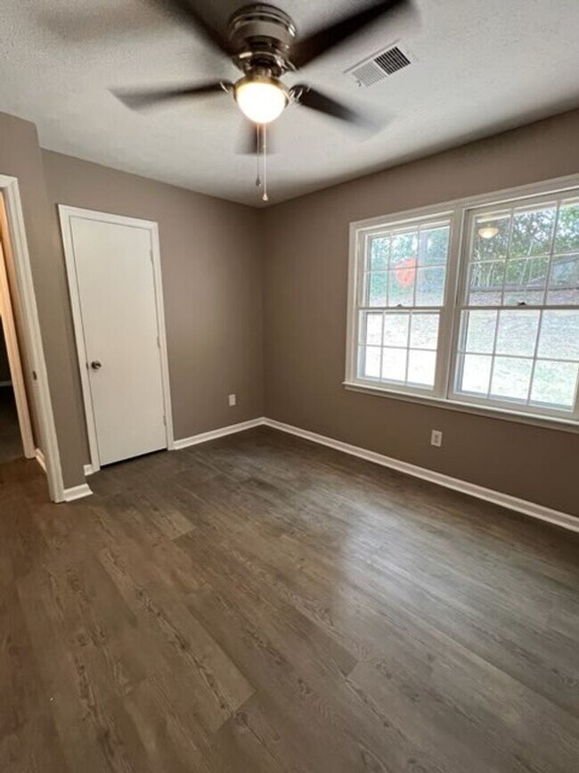 Building Photo - Newly updated 3 Bedroom/2 bath/bonus area ...