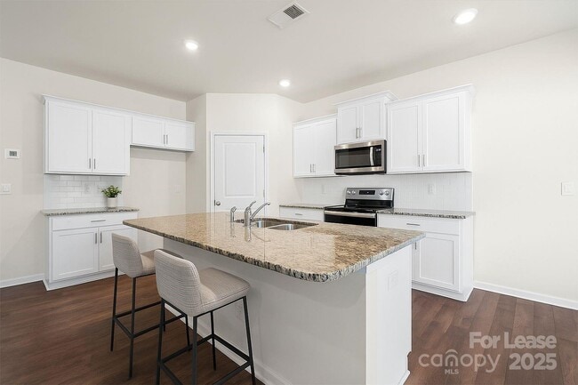 Building Photo - 221 Wildflower Dr