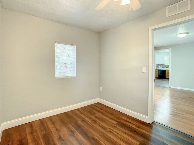 Building Photo - Charming Three bedroom one bath with huge ...