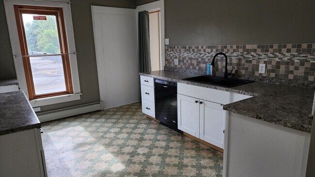 Building Photo - Large 4-5 Bedroom on Historic Main Street in Salamanca NY! Available Now!