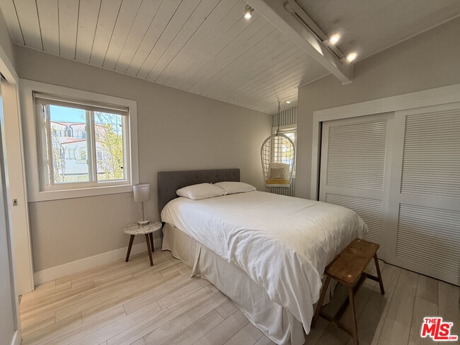 Building Photo - 200 Larsson St