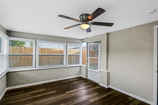 Building Photo - 1415 Classic Dr