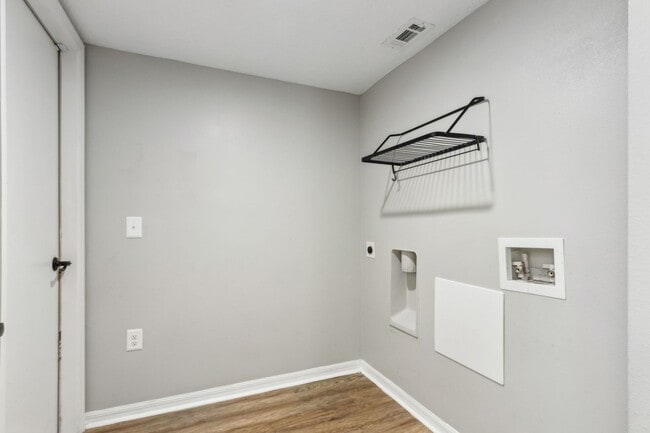 Building Photo - Newly Renovated 4 Bedroom!