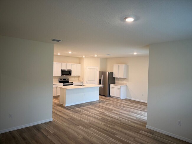 Building Photo - 4 Bedroom 2 Bath Close to Hospitals and Shopping