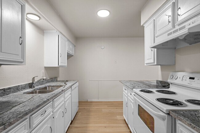 Building Photo - Beautifully Remodeled Duplex in Duncanville