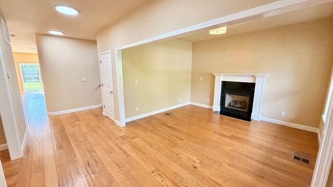 Building Photo - Desirable Mountain View 4 Bed + 3.5 Bath + Office Home. Close to Downtown Mountain View. Great Lo...