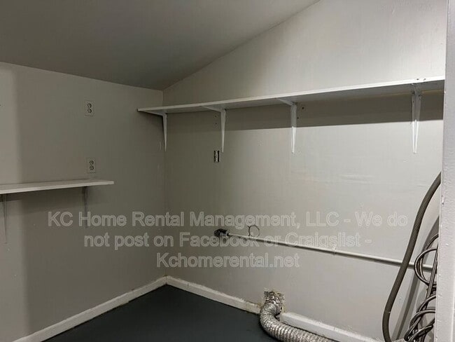 Building Photo - 8009 Summit St