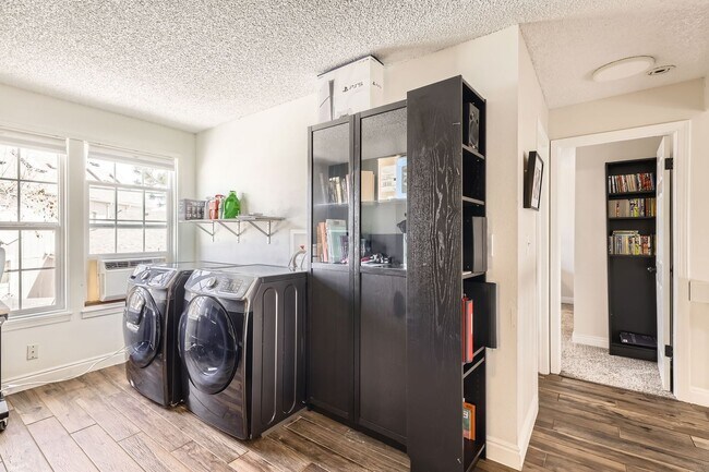Building Photo - Evolve Real Estate: Spacious 3 Bed 3 bath ...