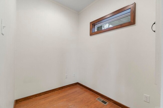 Building Photo - 315 N Summit St