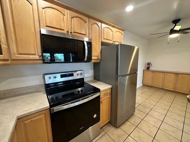 Building Photo - Available Now! 3 bed/ 2 bath condo