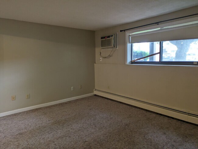 Building Photo - PENDING - Spacious 1 bedroom garden style condo at King's Court Condominiums
