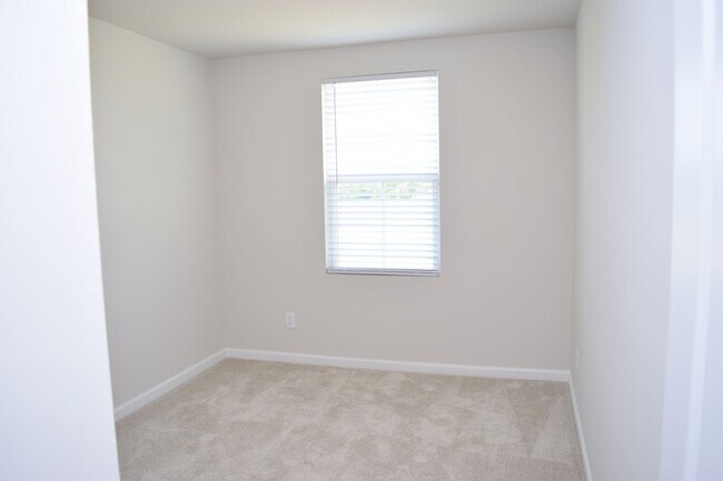 Building Photo - Modern 3-Bedroom Townhome in Desirable Bear Park