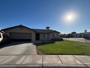 Building Photo - 3 BEDROOM IN WILDFLOWER!
