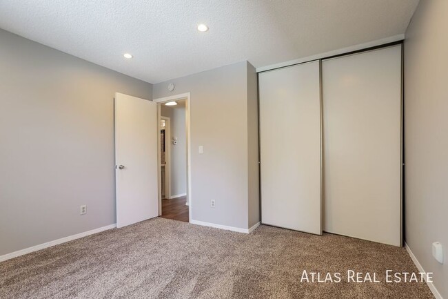 Building Photo - Stunning 3-Bedroom Home in Aurora – Your P...