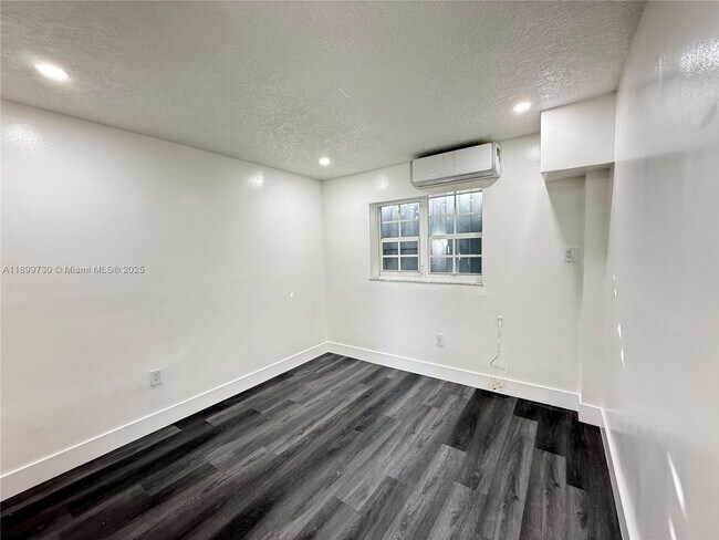 Building Photo - 132 NW 32nd Ct